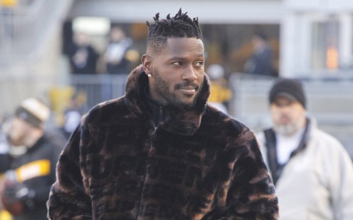 Antonio Brown on the sideline as the Steelers fight for their lives in a week 17 match up against the Bengals