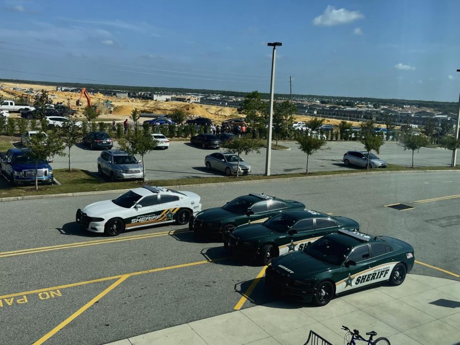 While police were heading to the school to investigate what was going on, parents were arriving to pick up their kids scared of their kids going home by themselves.
Photo Credit: Jennifer Araujo.